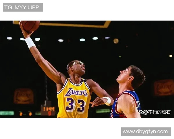 魔术师与贾巴尔的传奇对决：篮球历史上的巅峰时刻与辉煌瞬间